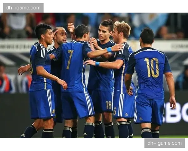 勒沃库森三后卫体系横向移动缓慢 面对边中联动疲于奔命